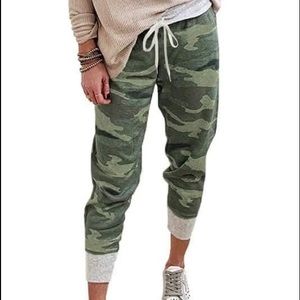 Camo joggers. NWOT SIZE MEDIUM